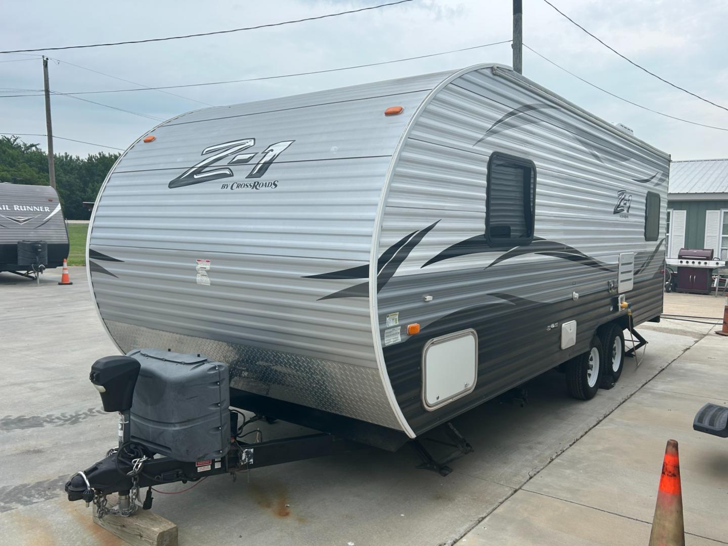 2016 Silver /TAN Crossroads RV Z-1 211RD (4V0TC2120GJ) , located at 17760 Hwy 62, Morris, OK, 74445, 35.609104, -95.877060 - CAMPING SEASON IS HERE! TAKE A LOOK AT OUR 2016 CROSSROADS Z-1. THIS CAMPER IS 25FT. THE OUTSIDE HAS A POWER AWNING, DUAL AXEL, OUTSIDE STORAGE, AND POWER HITCH. IN THE FRONT OF THE CAMPER HAS A QUEEN SIZE BED, AND OVERHEAD STORAGE. IN THE REAR OF THE CAMPER IS A BOOTH STYLE DINETTE THAT DROPS DOWN - Photo#5